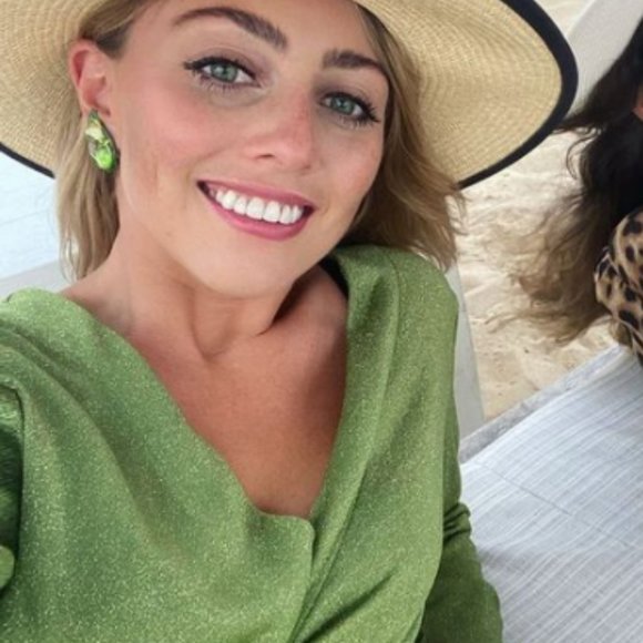 Meet your Posher, Taylor - Picture 3 of 4